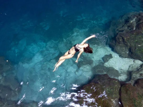 Krásný Model Hispánský Bruneta Těší Plavat Místních Cenote Poblíž Yucatan — Stock fotografie