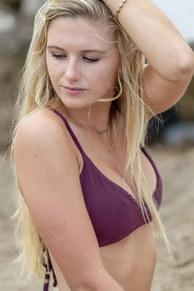 Ein Schönes Blondes Model Genießt Einen Tag Strand — Stockfoto