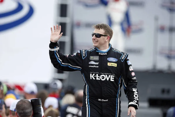 30 Eylül 2018 - Concord, Kuzey Carolina, ABD: Michael Mcdowell (34) tepki olarak o alır Amerika banka Roval 400 Charlotte Motor Speedway Concord, Kuzey Carolina, görmeye hazır hayranlarına.