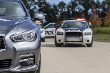 İki polis araç bir rutin trafik bir sedan durdur