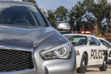 İki polis araç bir rutin trafik bir sedan durdur
