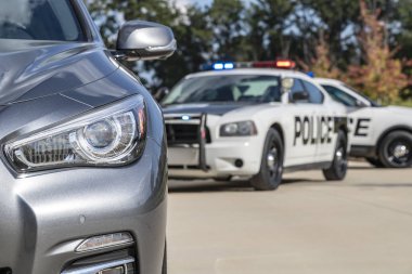 İki polis araç bir rutin trafik bir sedan durdur