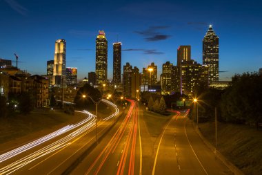 Atlanta manzarası ile hafif yollar alacakaranlıkta