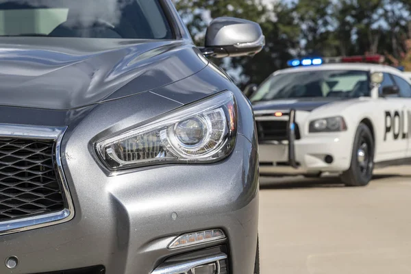 Zwei Polizeifahrzeuge Stoppen Eine Limousine Auf Einer Routinemäßigen Verkehrskontrolle — Stockfoto