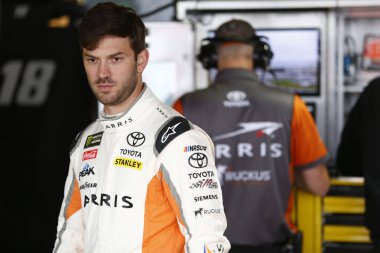 05 Ekim 2018 - Dover, Delaware, Amerika Devletleri: Daniel Suarez (19) asmak dışarı kaz açık havada 400 Dover International Speedway Dover, Delaware, uygulama sırasında garajında.