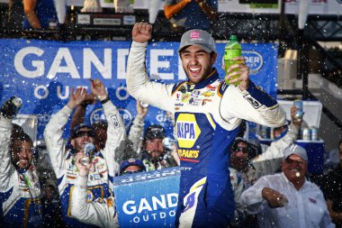 07 Ekim 2018 - Dover, Delaware, Amerika Devletleri: Chase Elliott (9) kaz açık havada 400 Dover International Speedway Dover, Delaware, kazandıktan sonra zafer şeritte kutluyor.