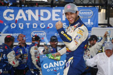 07 Ekim 2018 - Dover, Delaware, Amerika Devletleri: Chase Elliott (9) kaz açık havada 400 Dover International Speedway Dover, Delaware, kazandıktan sonra zafer şeritte kutluyor.