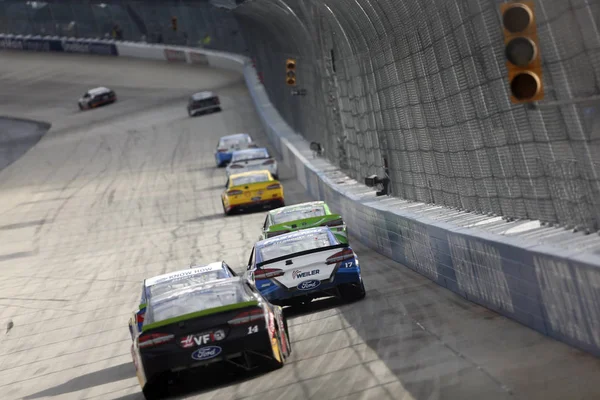 07 Ekim 2018 - Dover, Delaware, Amerika Devletleri: Ricky Stenhouse, Jr (17) yarışları kaz açık havada 400 Dover International Speedway Dover, Delaware'de adlı iki seferinde sahadan aracılığıyla.