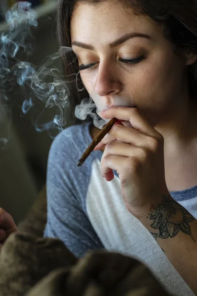 Une Belle Mannequin Brune Fume Marijuana Dans Intimité Propre Maison — Photo