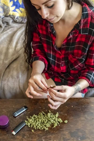 Une Belle Mannequin Brune Fume Marijuana Dans Intimité Propre Maison — Photo