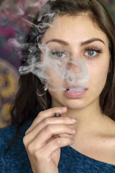 Una Bella Modella Bruna Fuma Marijuana Nella Privacy Della Propria — Foto Stock