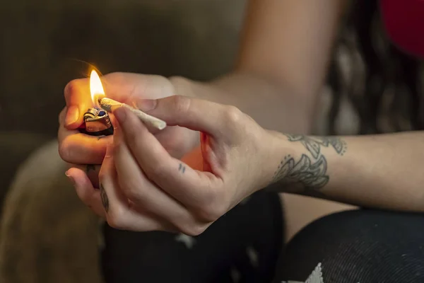 Beautiful Brunette Model Smokes Marijuana Privacy Her Own Home — Stock Photo, Image