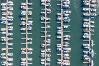 Oregon kıyılarında bir Marina genel görünümü