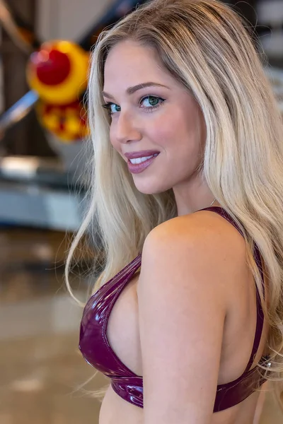 Ein Schönes Blondes Model Posiert Mit Einem Oldtimer Flugzeug Aus — Stockfoto