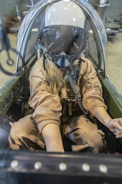 Beau Modèle Blond Pose Avec Avion Vintage Seconde Guerre Mondiale — Photo