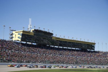 21 Ekim 2018 - Kansas City, Kansas, Amerika Birleşik Devletleri: Hollywood Casino 400 Kansas Speedway Kansas City, Kansas, Nascar sürücüler almak yeşil bayrak.