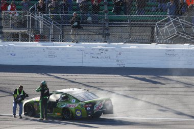 21 Ekim 2018 - Kansas City, Kansas, Amerika Birleşik Devletleri: Chase Elliott (9) kutluyor Hollywood Casino 400 Kansas Speedway Kansas City, Kansas, kazandıktan sonra.