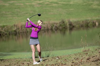 Güneşli bir günde bir tur golf zevk güzel sarışın manken