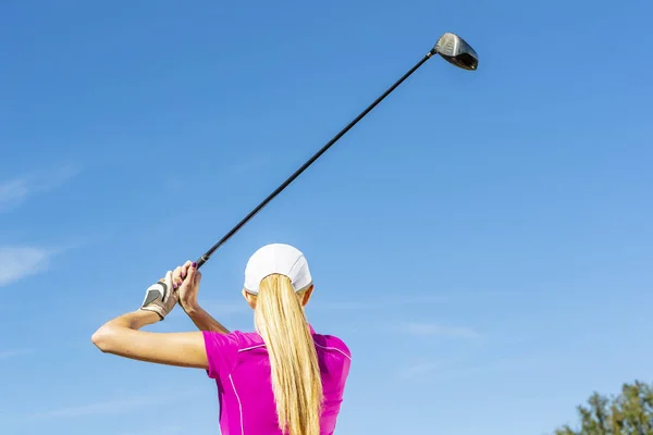 晴れた日にゴルフのラウンドを楽しむ美しい金髪モデル — ストック写真