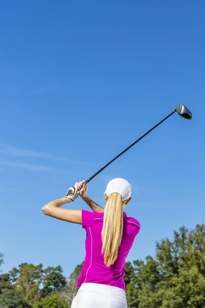 Uma Bela Modelo Loira Desfrutando Uma Rodada Golfe Dia Ensolarado — Fotografia de Stock