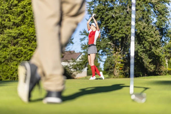 Ein Schönes Blondes Model Genießt Eine Runde Golf Einem Sonnigen — Stockfoto