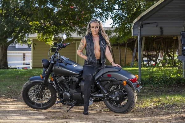 Magnifique Modèle Blond Pose Avec Une Moto Rue Par Une — Photo