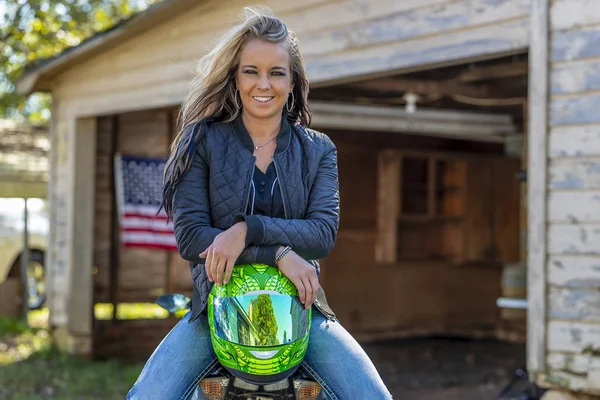 Uma Linda Modelo Loira Posa Com Uma Motocicleta Rua Dia — Fotografia de Stock