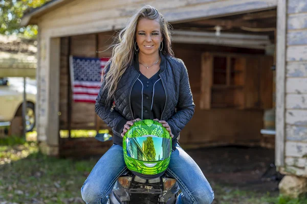 Uma Linda Modelo Loira Posa Com Uma Motocicleta Rua Dia — Fotografia de Stock