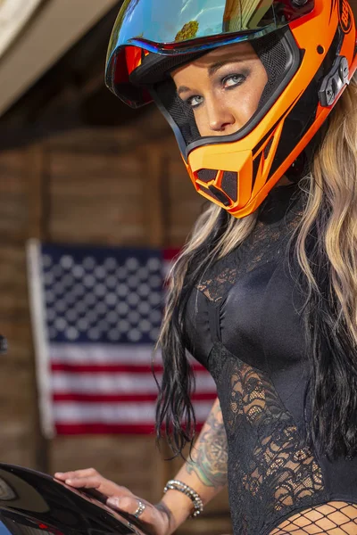 Uma Linda Modelo Loira Posa Com Uma Motocicleta Rua Dia — Fotografia de Stock