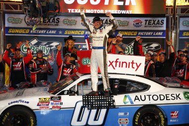 03 Kasım 2018 - Ft Worth, Teksas, ABD: WINS O'Reilly Auto parçaları Challenge at ft Worth, Teksas Teksas Motor Speedway ve Cole Custer (00) alır damalı bayrağı.