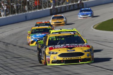 04 Kasım 2018 - Ft Worth, Teksas, ABD: Clint Bowyer (14) savaşlar aracılığıyla Ft. Worth, Teksas Teksas Motor Speedway, Aaa Texas 500 sırasında pozisyon için döner.