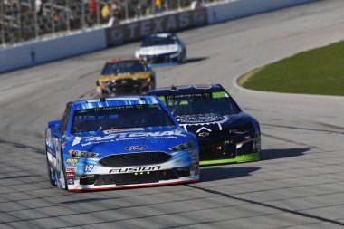 04 Kasım 2018 - Ft Worth, Teksas, ABD: Ricky Stenhouse, Jr (17) savaşlar aracılığıyla Ft. Worth, Teksas Teksas Motor Speedway, Aaa Texas 500 sırasında pozisyon için döner.