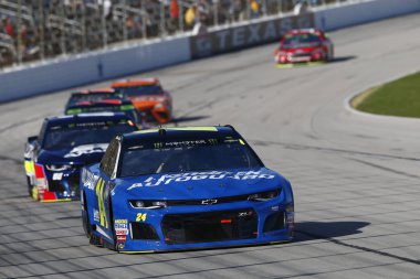 04 Kasım 2018 - Ft Worth, Teksas, ABD: William Byron (24) savaşlar aracılığıyla Ft. Worth, Teksas Teksas Motor Speedway, Aaa Texas 500 sırasında pozisyon için döner.