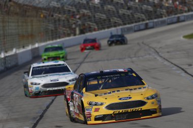 04 Kasım 2018 - Ft Worth, Teksas, ABD: Matt Dibenedetto (32) savaşlar aracılığıyla Ft. Worth, Teksas Teksas Motor Speedway, Aaa Texas 500 sırasında pozisyon için döner.