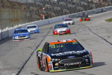 04 Kasım 2018 - Ft Worth, Teksas, ABD: Kurt Busch (41) savaşlar aracılığıyla Ft. Worth, Teksas Teksas Motor Speedway, Aaa Texas 500 sırasında pozisyon için döner.