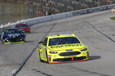 04 Kasım 2018 - Ft Worth, Teksas, ABD: Paul Menard (21) savaşlar aracılığıyla Ft. Worth, Teksas Teksas Motor Speedway, Aaa Texas 500 sırasında pozisyon için döner.
