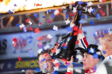 04 Kasım 2018 - Ft Worth, Teksas, ABD: Kevin Harvick (4) alır damalı bayrak ve WINS Aaa Texas 500 ft Worth, Teksas Teksas Motor Speedway.