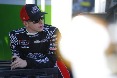 09 Kasım 2018 - Avondale, Arizona, ABD: John Hunter Nemechek (42) asmak dışarı Whelen güvenilir ISM Raceway Avondale, Arizona, 200 gerçekleştirmek için uygulama sırasında garajında.