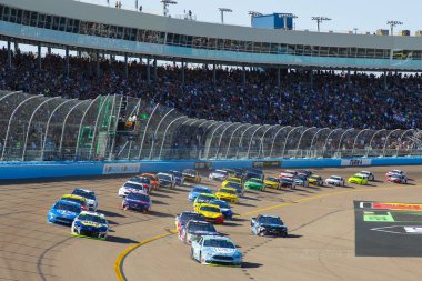 11 Kasım 2018 - Avondale, Arizona, ABD: Kevin Harvick (4) Can-Am 500(k) ISM Raceway Avondale, Arizona, başlangıcı için alan getiriyor.