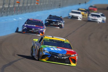 11 Kasım 2018 - Avondale, Arizona, ABD: Kyle Busch (18) yarışları sırasında Can-Am 500(k) ISM Raceway Avondale, Arizona.