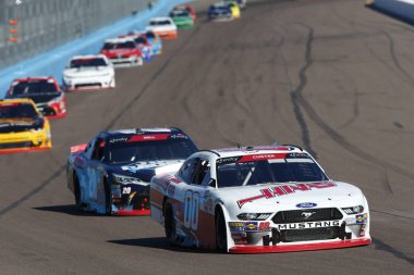 10 Kasım 2018 - Avondale, Arizona, ABD: 10 Kasım 2018 - Avondale, Arizona, ABD: Cole Custer (00) savaşlar sırasında Whelen güvenilir ISM Raceway 200 gerçekleştirmek için pozisyon Avondale, Arizona için.