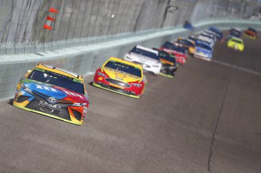 18 Kasım 2018 - Homestead, Florida, ABD: Kyle Busch (18) yarışları sırasında Homestead-Miami Speedway Homestead, Florida, Ford 400 açık streç aşağı.