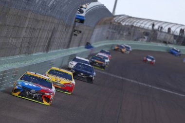 18 Kasım 2018 - Homestead, Florida, ABD: Kyle Busch (18) yarışları sırasında Homestead-Miami Speedway Homestead, Florida, Ford 400 açık streç aşağı.