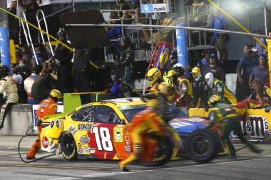 18 Kasım 2018 - Homestead, Florida, ABD: Bir mola sırasında Ford 400 Homestead-Miami Speedway Homestead, Florida, Kyle Busch (18) yapar.
