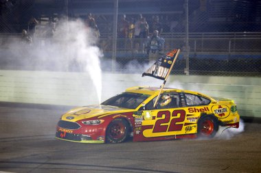 18 Kasım 2018 - Homestead, Florida, ABD: Joey Logano (22) kutluyor Homestead-Miami Speedway Homestead, Florida, Ford 400 kazandıktan sonra canavar enerji Nascar Kupası serisi Şampiyonası kazandıktan sonra.