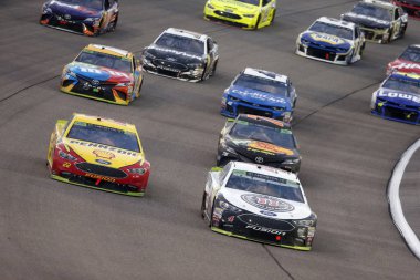 18 Kasım 2018 - Homestead, Florida, ABD: Kevin Harvick (4) yarışları çevirmek bir t Ford 300 Homestead-Miami Speedway Homestead, Florida, sahadan aracılığıyla.