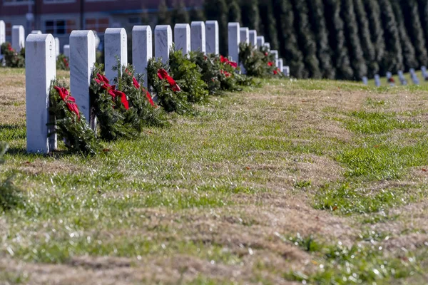 Veteráni Hřbitov Zdobí Věnce Pro Prázdninové Sezóny — Stock fotografie