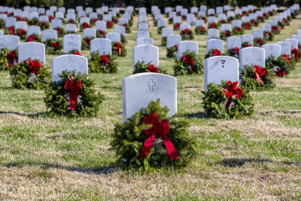 Veteranen Begraafplaats Versierd Met Kransen Voor Feestdagen — Stockfoto