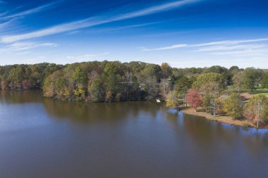 Güneşler ayarlar bir gölde güzel sonbahar öğleden sonra boyunca 