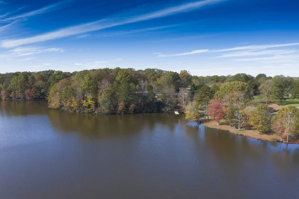 Güneşler ayarlar bir gölde güzel sonbahar öğleden sonra boyunca 